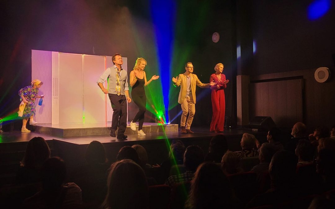 Winda pełna humoru i znakomitych aktorów